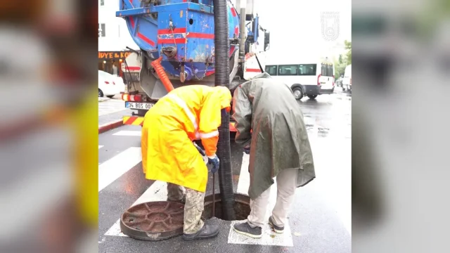 Lüleburgaz'da belediye ekiplerinin yağmur suyu mazgallarını temizlediği an